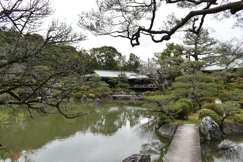 春の京都の名所観光_平安神宮神苑_東神苑の栖鳳池_中国の庭園風