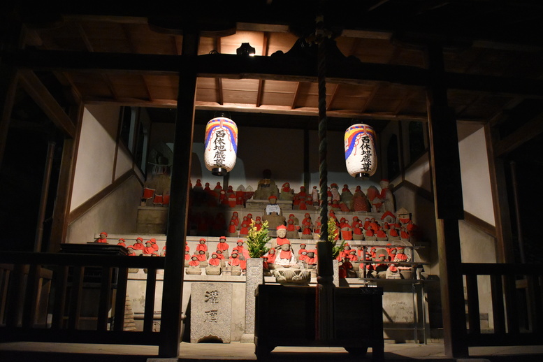 春の京都の名所観光_清水寺の百体地蔵