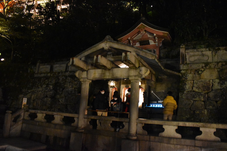 春の京都の名所観光_清水寺_音羽の滝