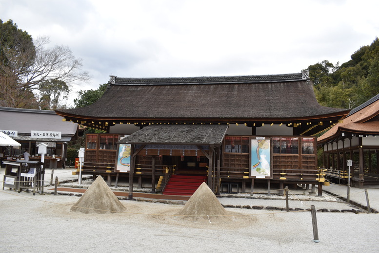 春の京都の見どころ_上賀茂神社_桜の名所_細殿と立砂