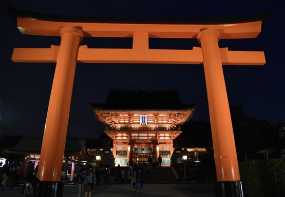 夜の伏見稲荷大社_一の鳥居と楼門