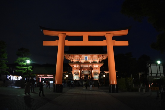 夜の伏見稲荷大社_一の鳥居と楼門