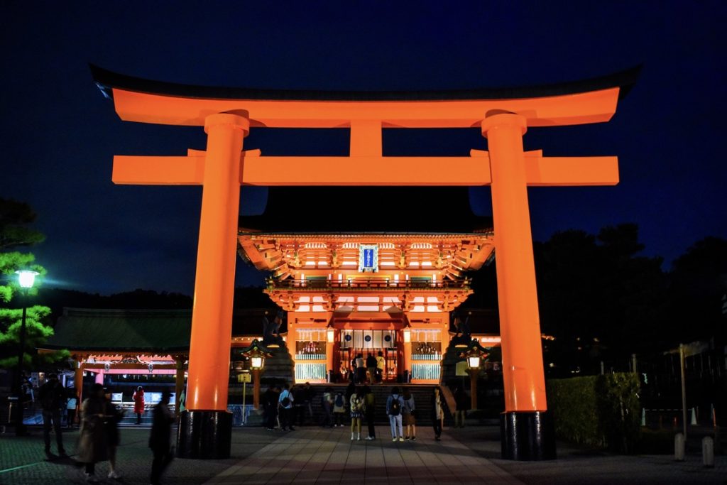 伏見稲荷大社_夜の一の鳥居と楼門