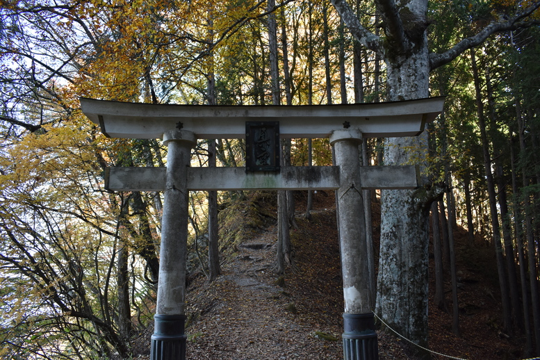 三峯神社_奥宮への参道と鳥居