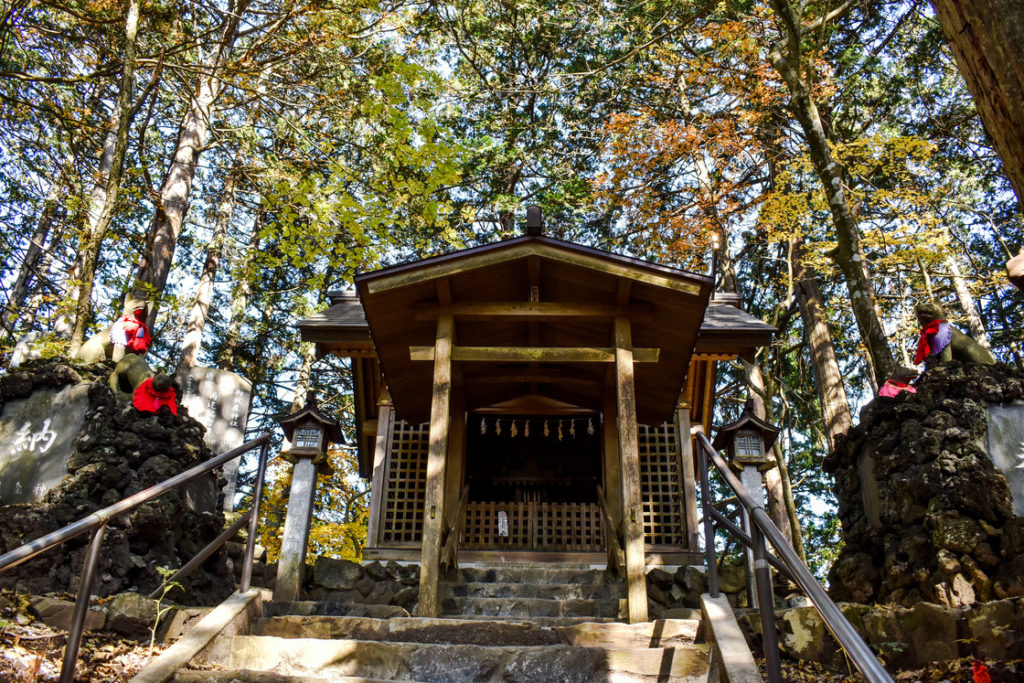 三峯神社_お仮屋とお犬様