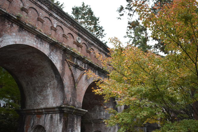 秋の南禅寺_水路閣と紅葉