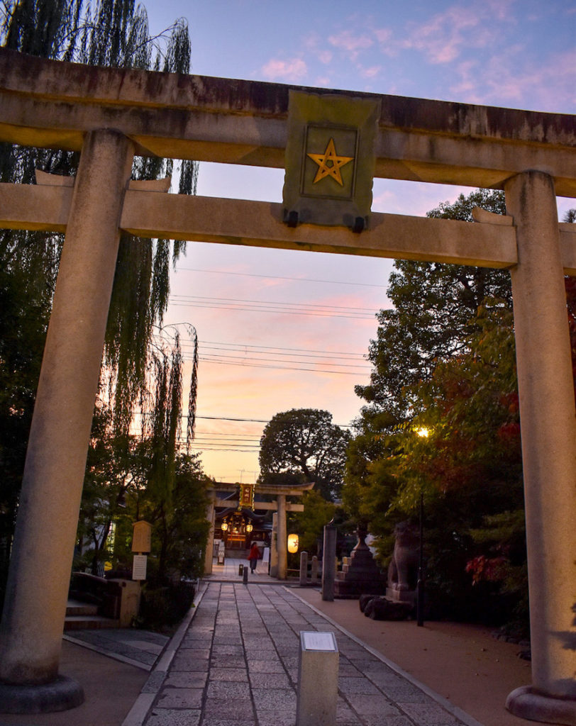 晴明神社_鳥居と晴明桔梗・五芒星