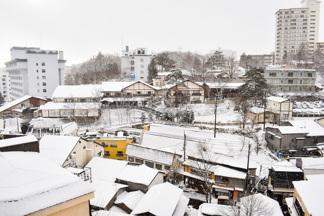 朝の草津温泉_雪化粧