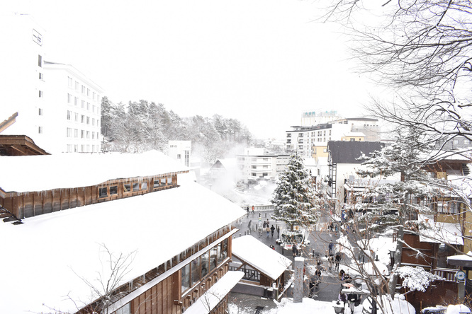 朝の草津温泉_雪化粧と湯畑