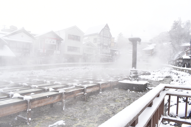 朝の草津温泉_雪化粧と湯畑