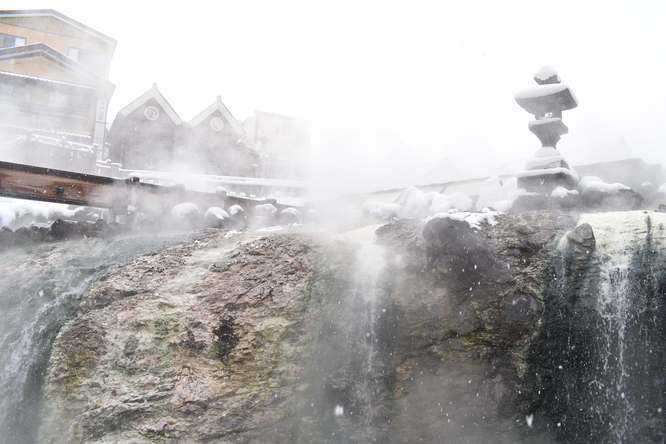 朝の草津温泉_雪化粧と湯畑