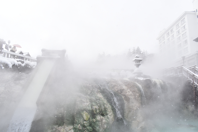 朝の草津温泉_雪化粧と湯畑