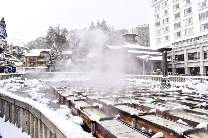 朝の草津温泉_雪化粧と湯畑