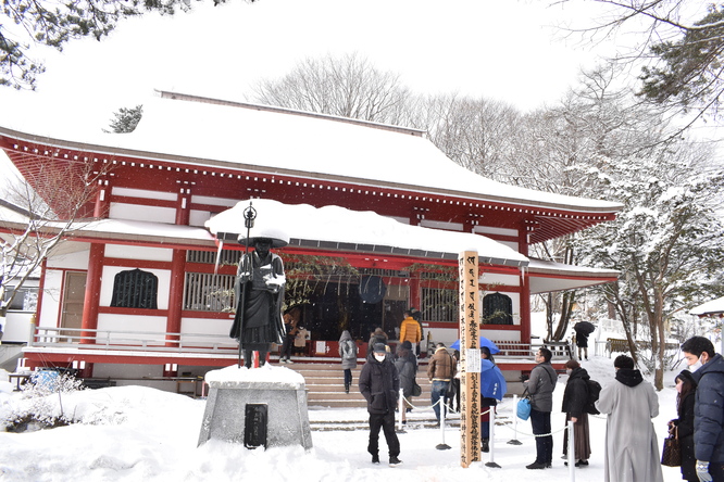 朝の草津温泉_雪化粧と光泉寺