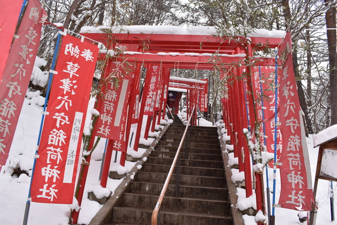 草津温泉・雪の西の河原公園_稲荷神社と鳥居