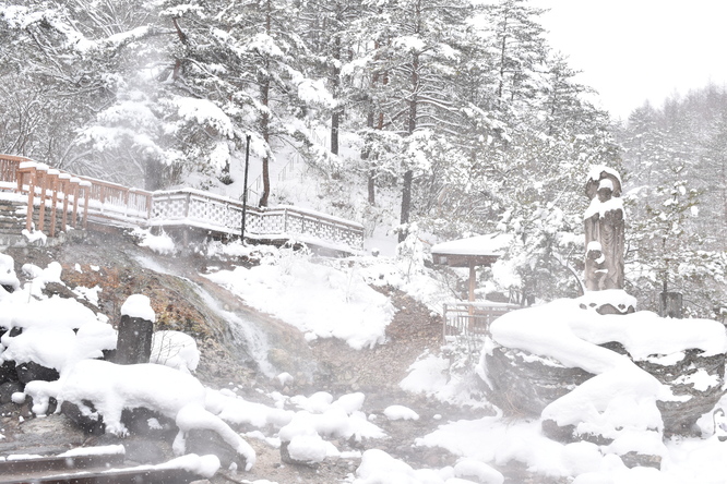 草津温泉・雪の西の河原公園