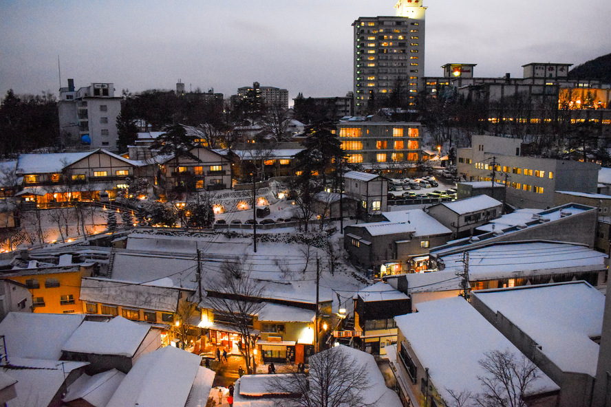 雪の草津温泉_夕暮れの温泉街