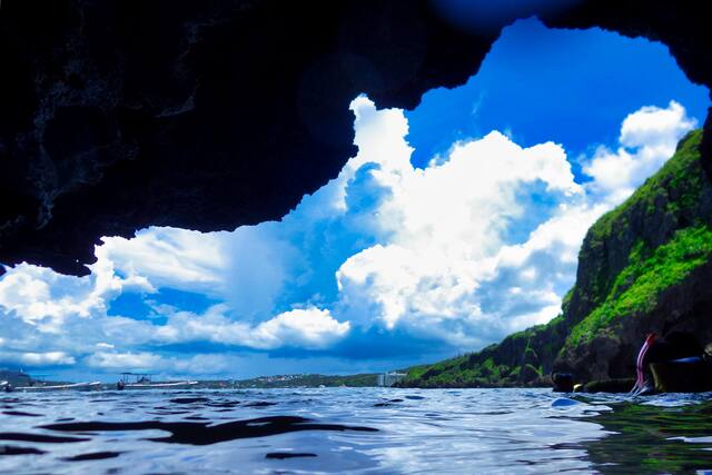 沖縄の卒業旅行_オススメの観光地_青の洞窟