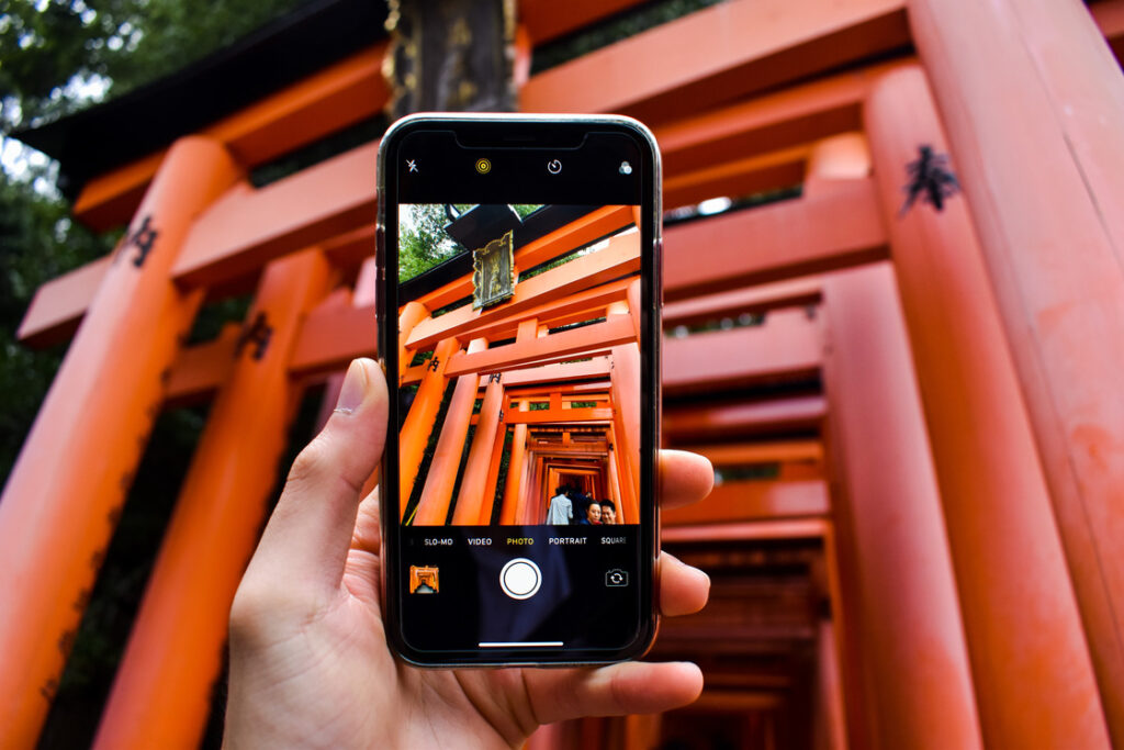 伏見稲荷大社_スマホから覗く千本鳥居