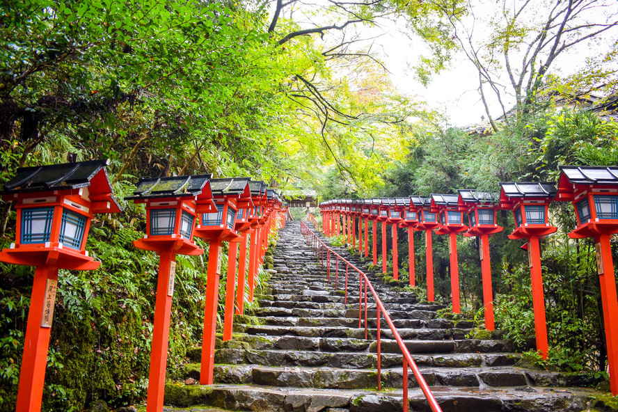 貴船神社_灯籠の参道