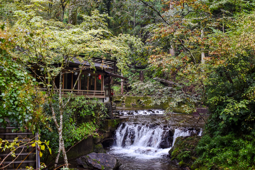 貴船神社参道と貴船川