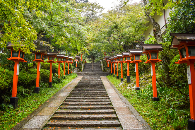 京都観光-鞍馬寺_参道と灯籠