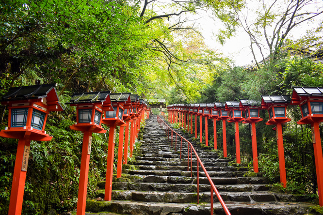 京都観光_鞍馬寺から貴船神社へ-貴船神社の灯籠の風景