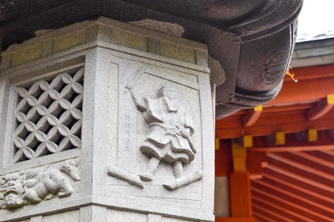 京都観光_鞍馬寺の本殿「金堂」-灯籠の弁慶