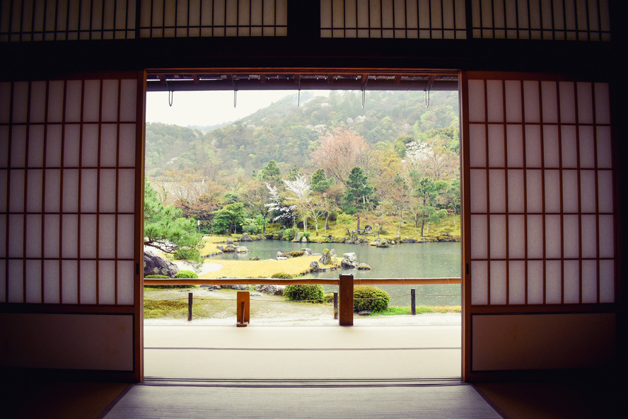 京都・嵐山の天龍寺_方丈から眺める曹源池庭園