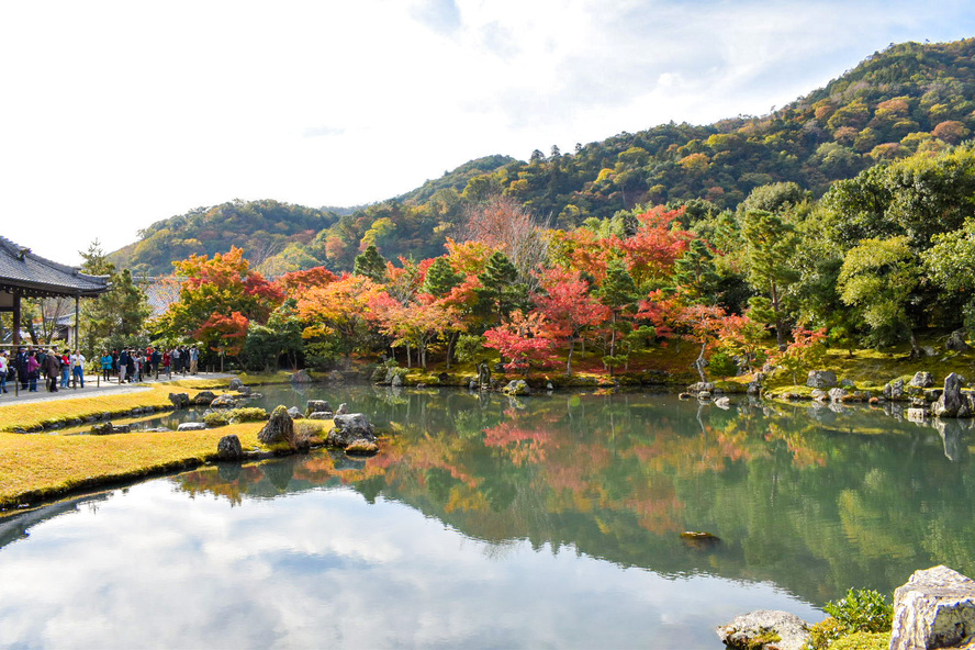 京都・嵐山の天龍寺_紅葉に染まる曹源池庭園