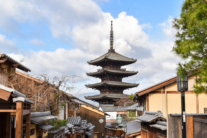 八坂の塔と京都の街並み_昼
