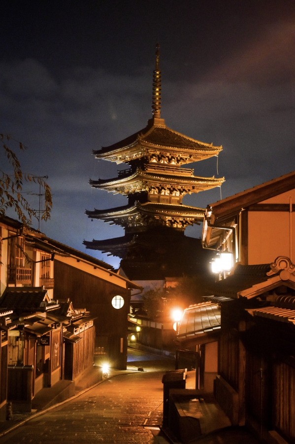 京都・円山公園周辺の観光見どころ_青八坂の塔（法観寺）のライトアップ