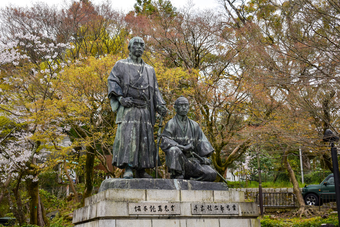 京都・円山公園の観光見どころ_坂本龍馬と中岡慎太郎の銅像