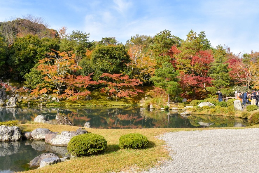 天龍寺_方丈の縁側から眺める曹源池庭園.