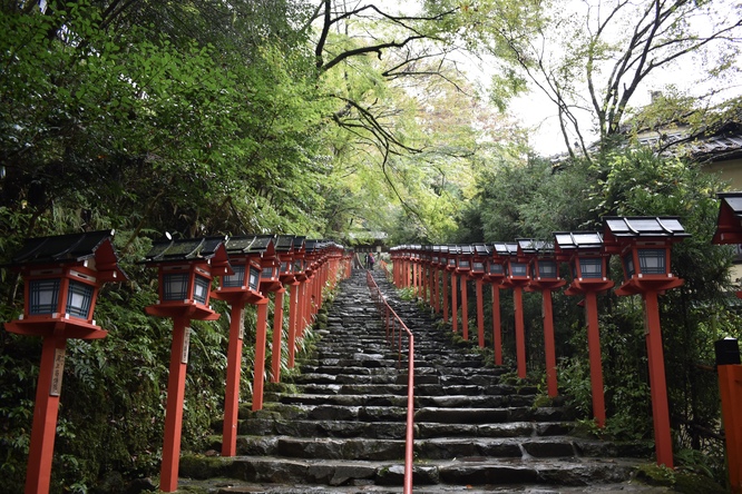 貴船神社_本宮の灯籠と階段の参道風景