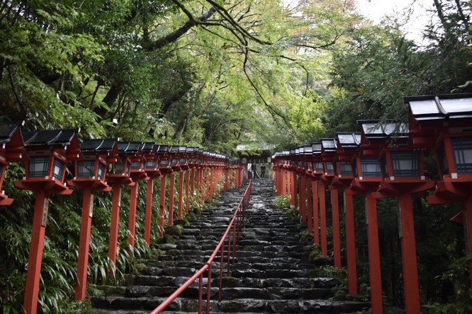 貴船神社_本宮の灯籠と階段の参道風景
