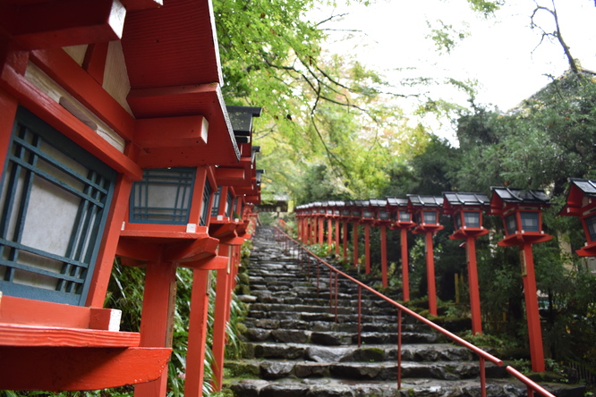 貴船神社本宮_灯籠と石階段の風景