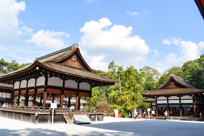 下鴨神社境内_舞殿と青空