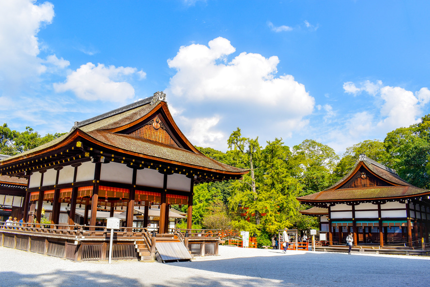 下鴨神社境内_舞殿と晴天