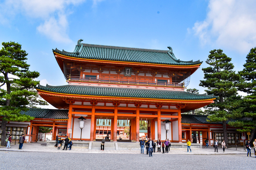 古都・京都の自然_鴨川と平安神宮応天門