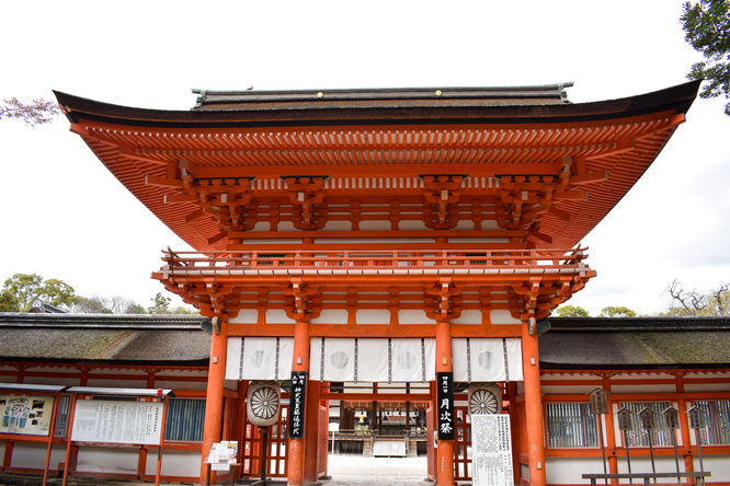 春の下鴨神社・楼門と糺の森