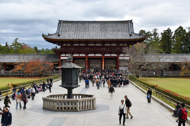 東大寺_大仏殿（金堂）：金銅八角燈籠と中門