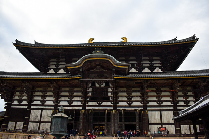 東大寺_大仏殿（金堂）と金銅八角燈籠