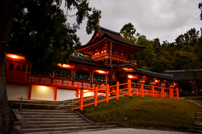 中庭と朱色の中門・御廟_夜の春日大社