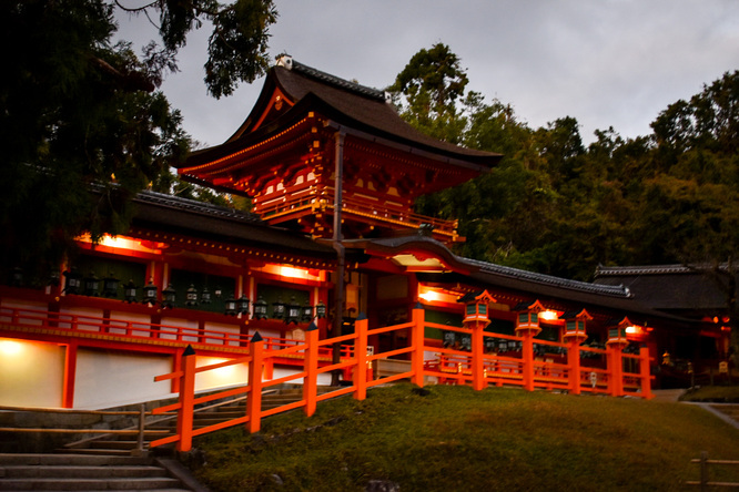 中庭と朱色の中門・御廟_夜の春日大社