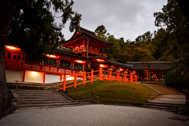 中庭と朱色の中門・御廟_夜の春日大社