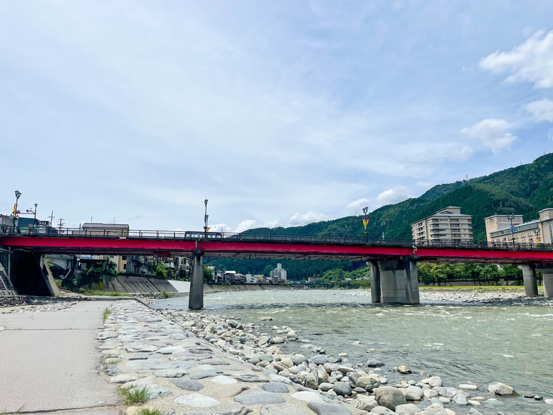 下呂温泉_温泉街と飛騨川の風景