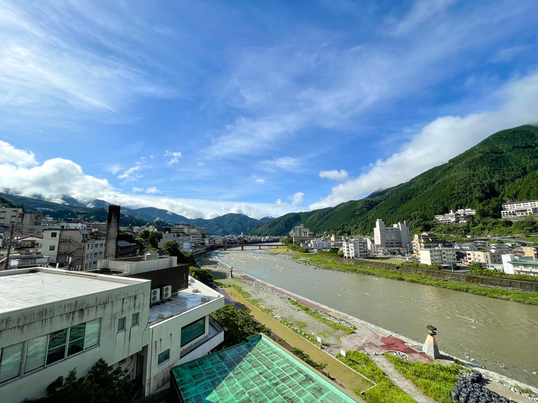 下呂温泉_温泉街と飛騨川の風景