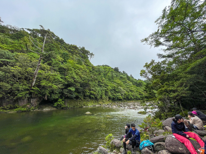 屋久島観光_縄文杉トレッキング_川べりで黄昏れる寄り道