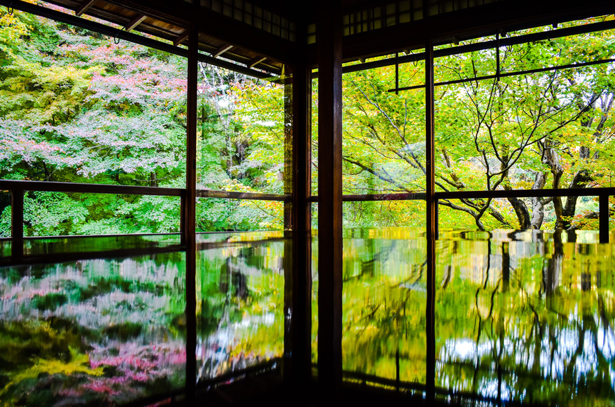 瑠璃光院_京都の秋と紅葉_写経机への映り込み